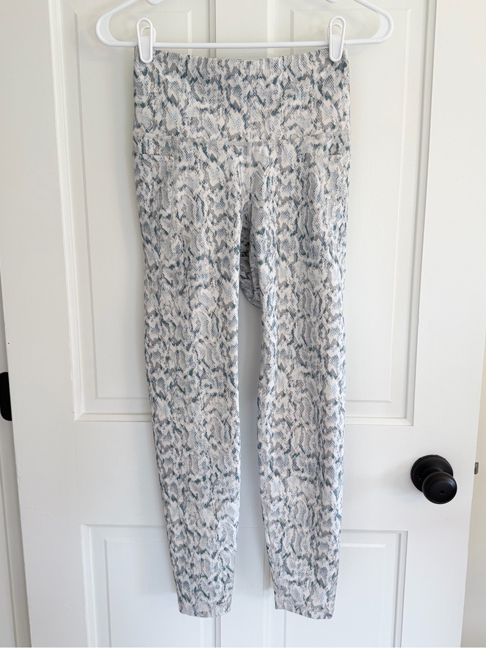 Old Navy Active Go-Dry Snake Print High Rise Leggings Small 25” Inseam